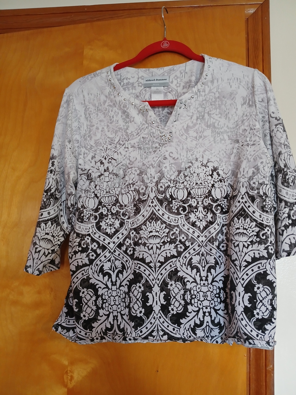 Alfred Dunner Women's Black & White Printed V-Neck Top